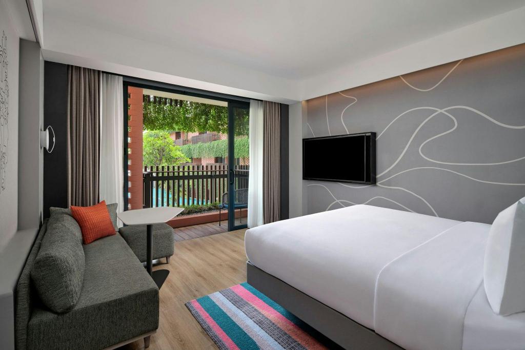 Aloft, Guest Room, King Bed, Pool View, Balcony, High Floor