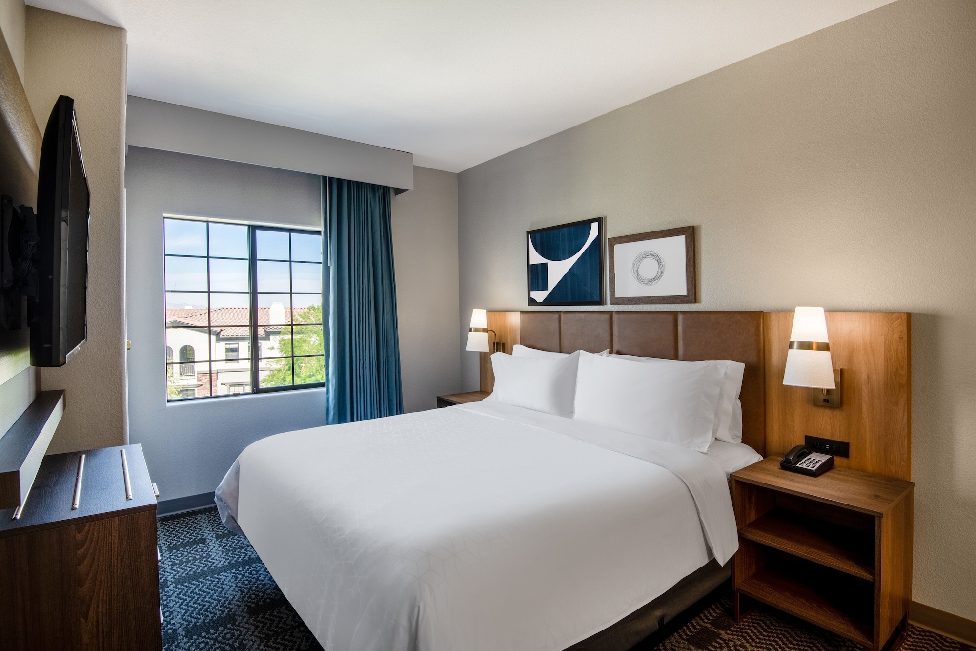 غرفة بسرير كينج وسريرين كوين بغرفتي نوم بمطبخ لذوي الإعاقة، Staybridge Suites Phoenix-Glendale 2/4