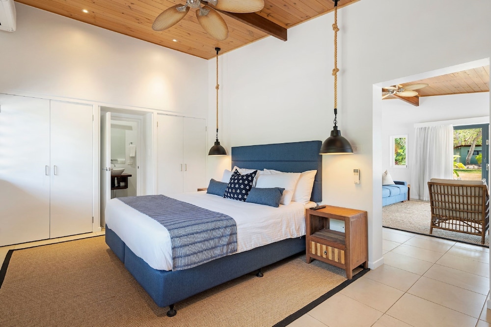 Beach, King Bed, Sofa