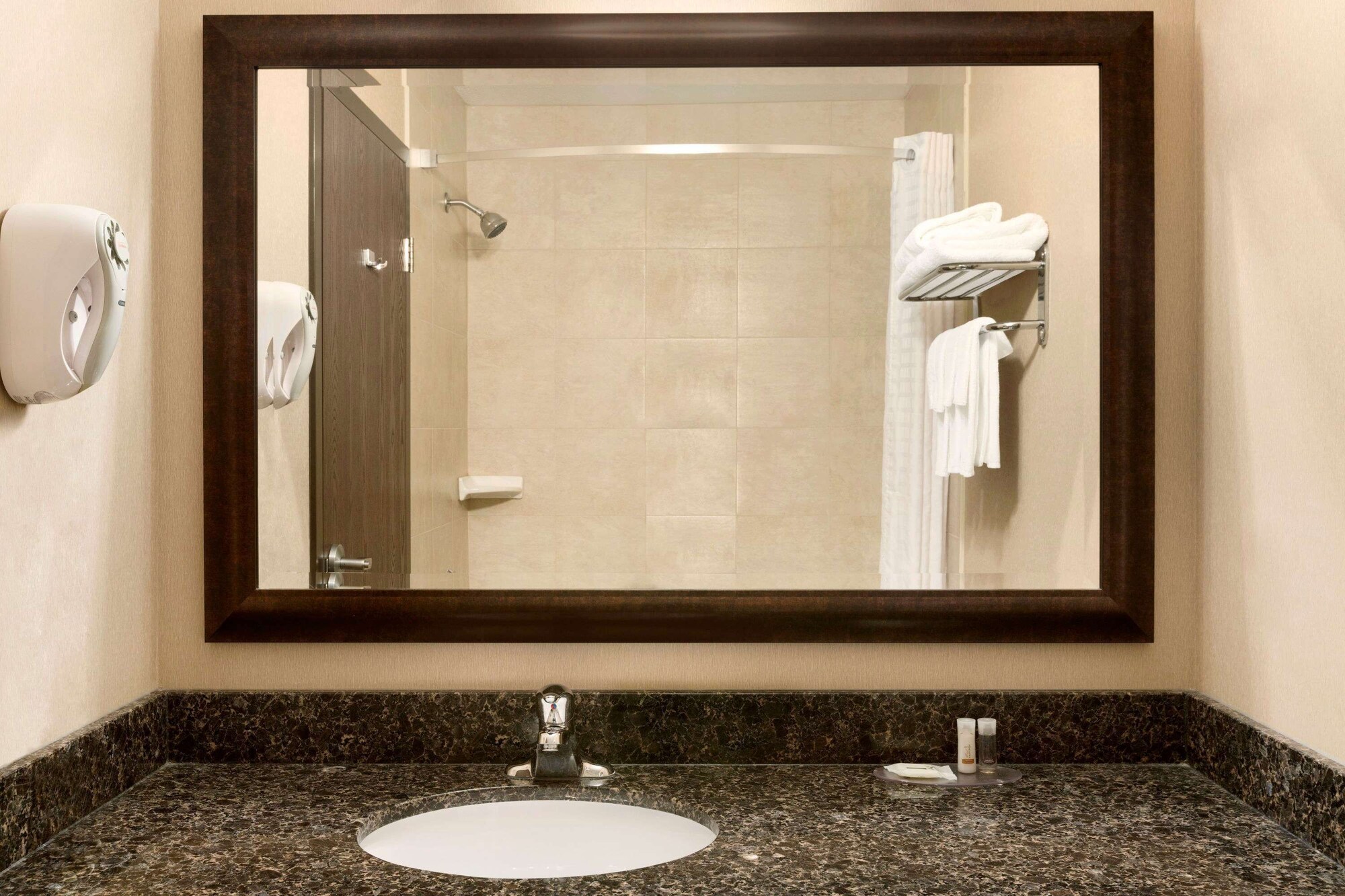 جناح بسرير كينج مع أريكة، Days Inn By Wyndham Innisfail 2/2