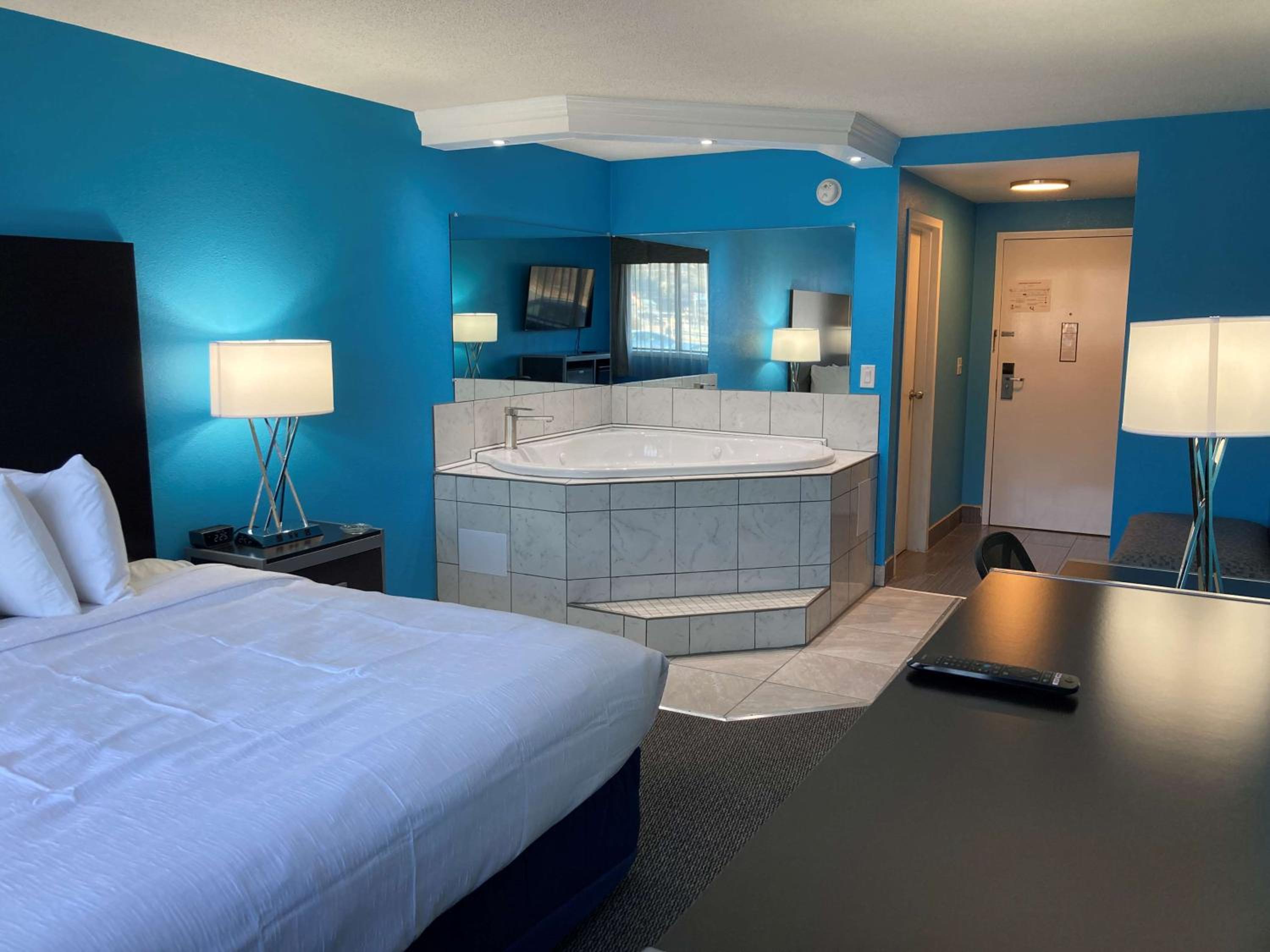 غرفة بسرير كينج بجاكوزي للمدخنين، Best Western Plus Reading Inn & Suites 2/5