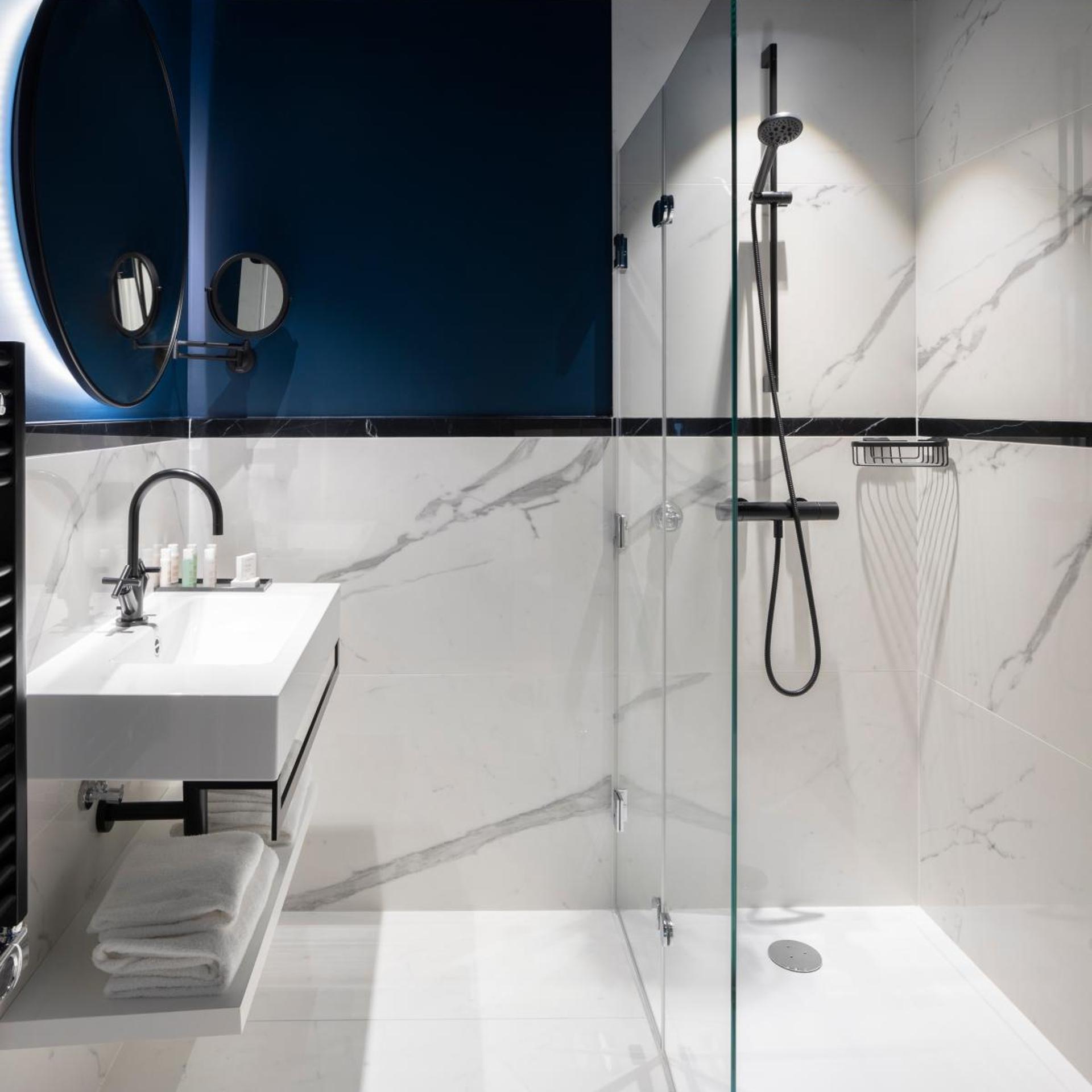 Courtyard, Executive, Double Bed، Hotel Parisianer 7/7