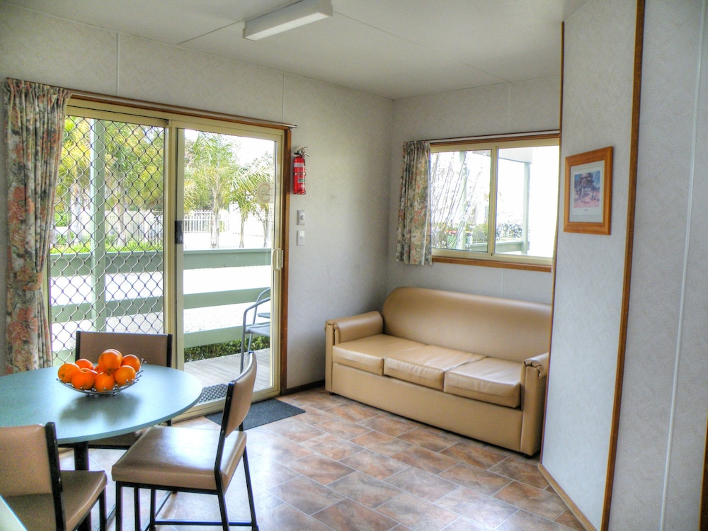 LAKE HAMILTON MOTOR VILLAGE AND CARAVAN PARK 23/50