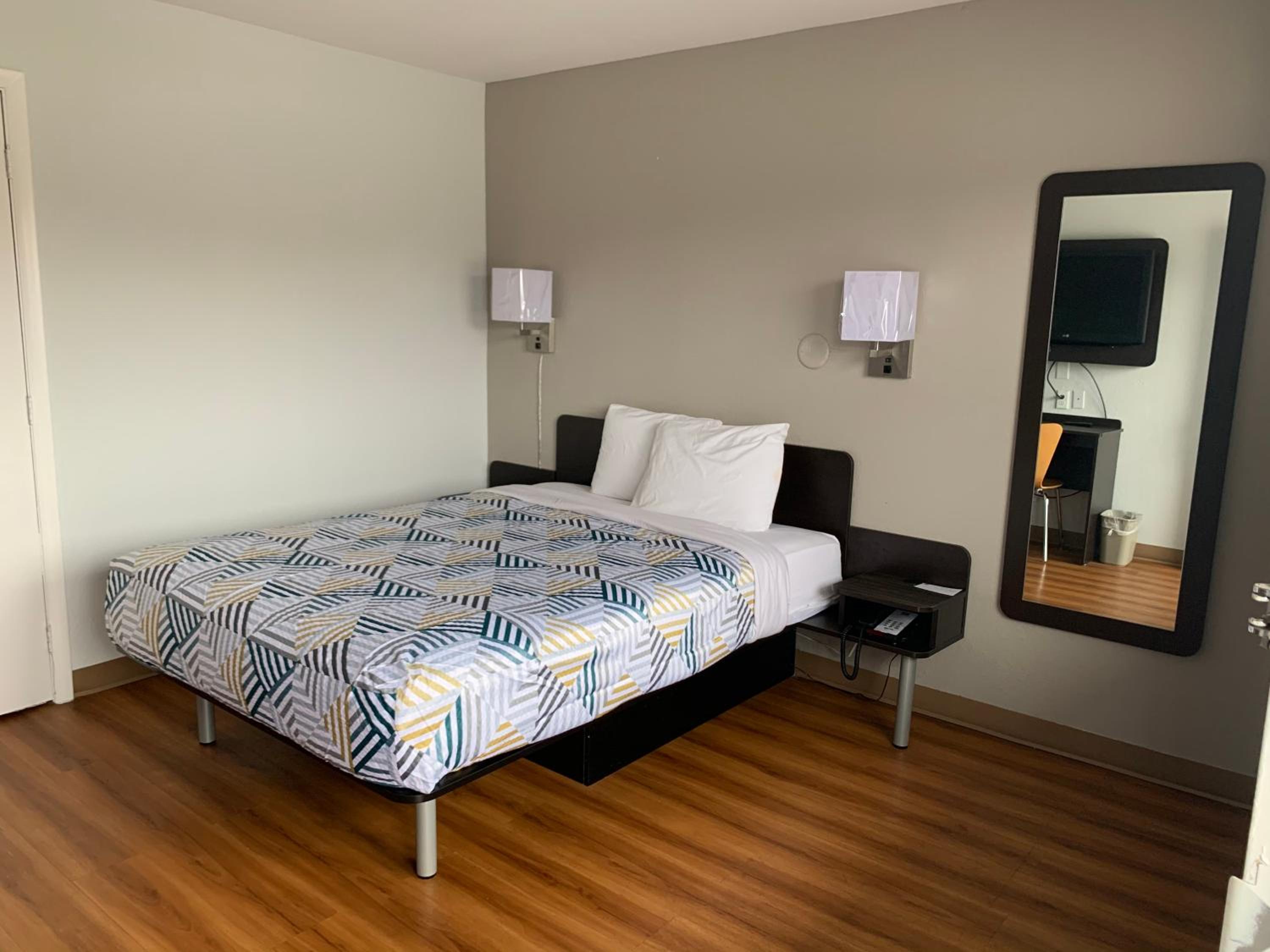 ROOM, QUEEN BED, SMOKING