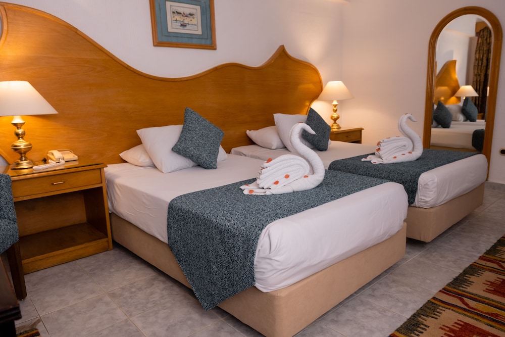 STANDARD, TWIN BEDS, POOL VIEW