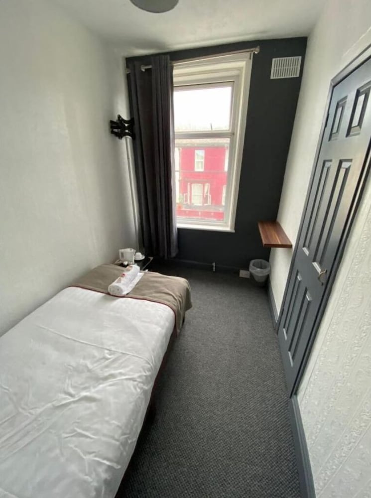 ROOM, SINGLE, SHARED BATHROOM