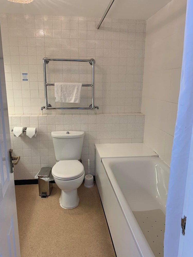 Yelf's Hotel 22/25