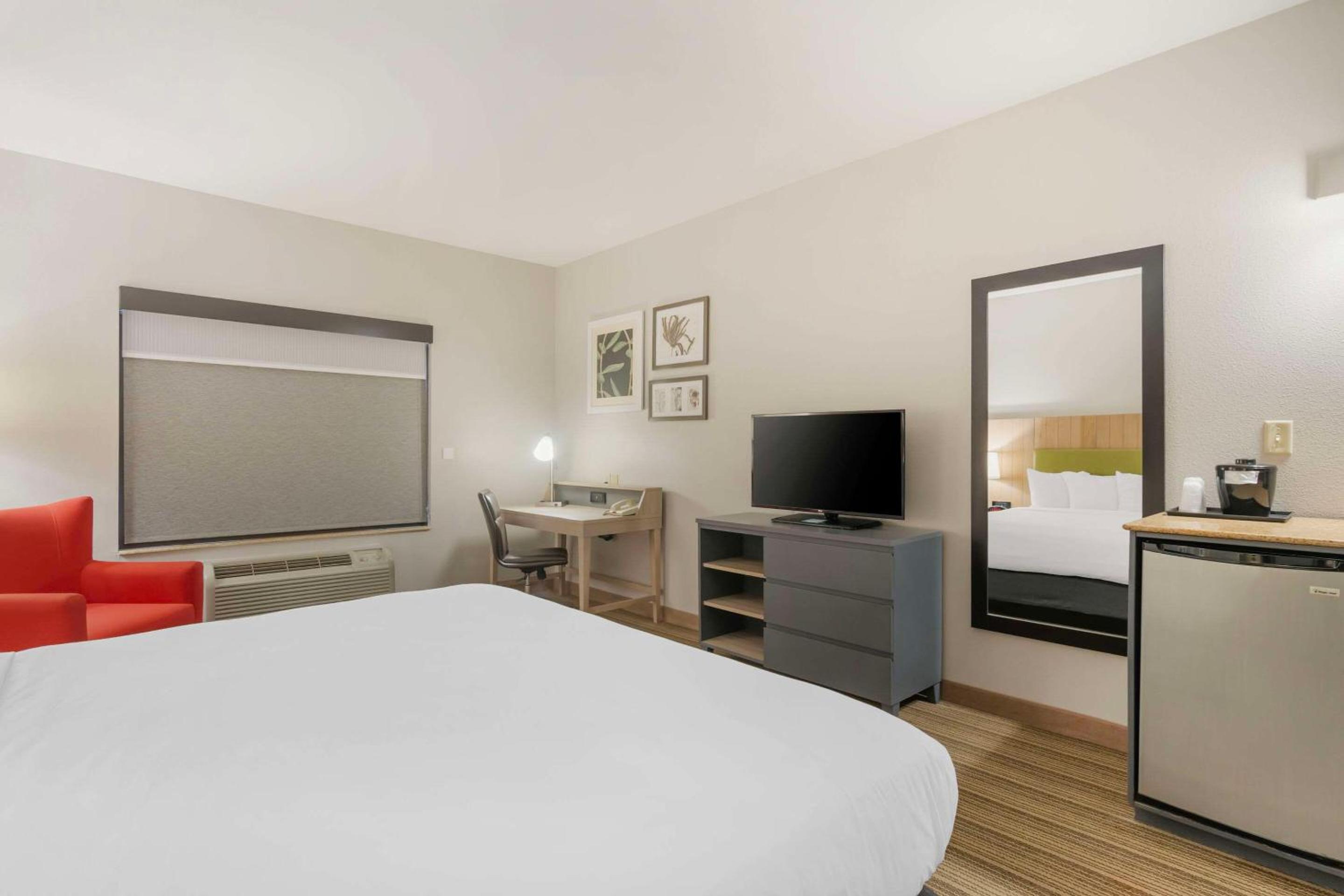 1 Bedroom, Suite, King Bed, Sofa, Accessible