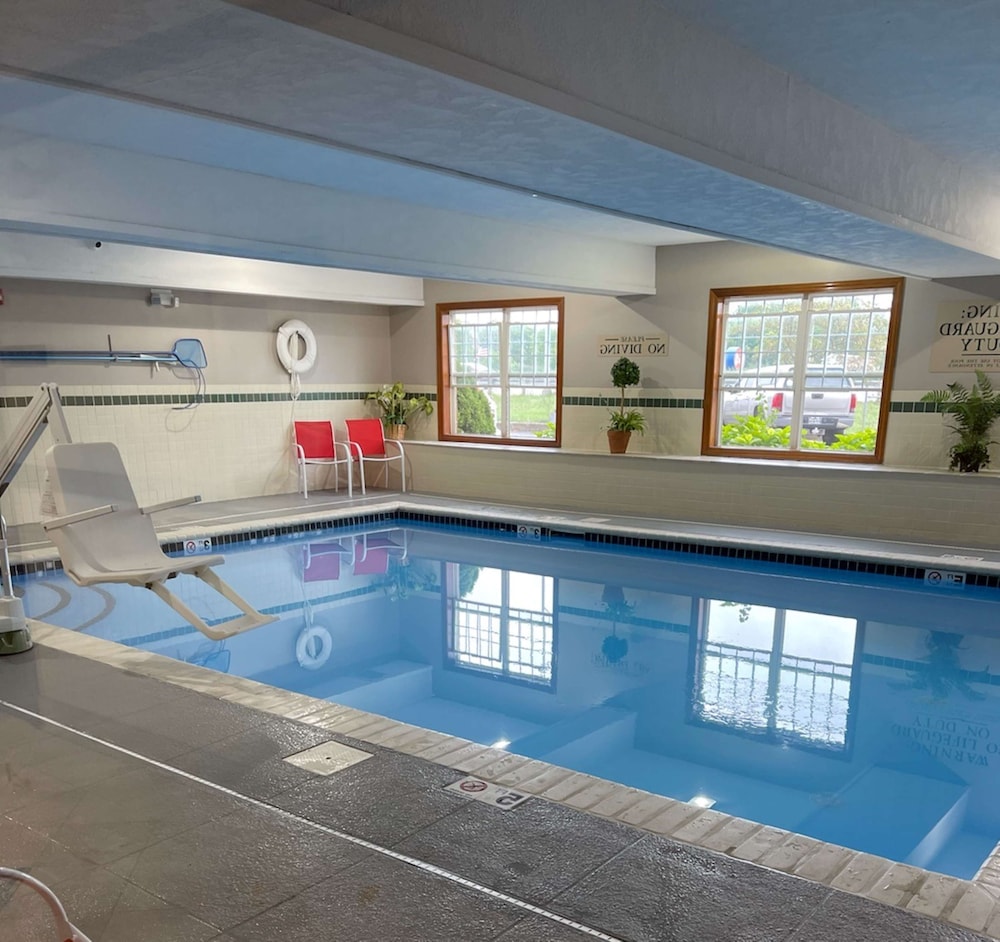 Country Inn & Suites by Radisson, Macedonia - Northfield 3/24
