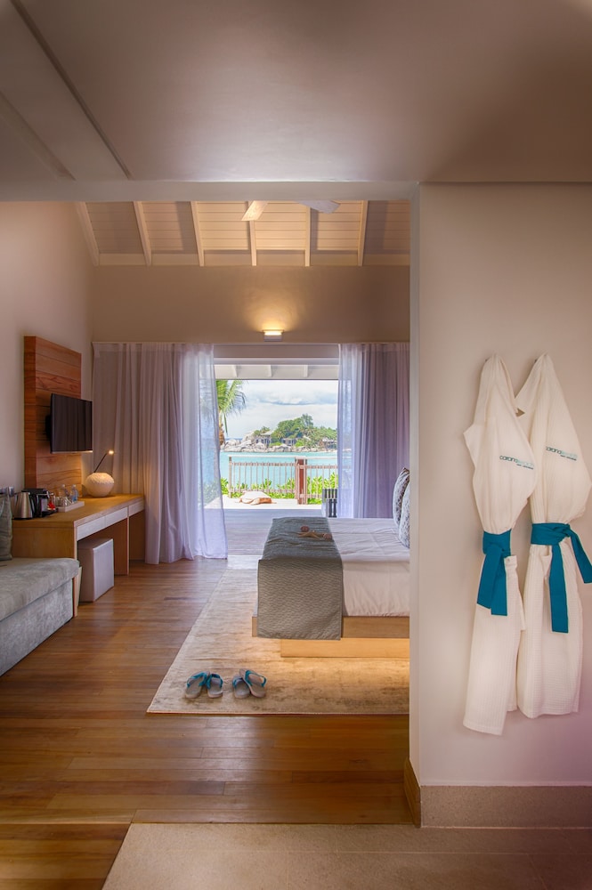 Carana Beach Hotel 43/68