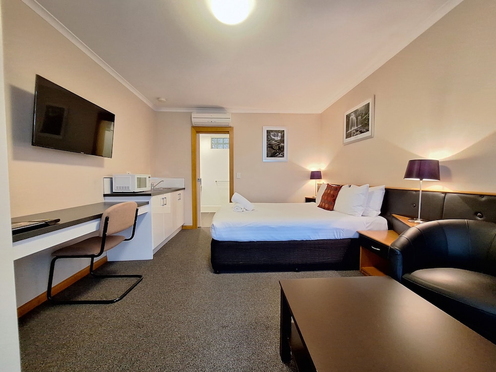 DELUXE, QUEEN BED, KITCHENETTE
