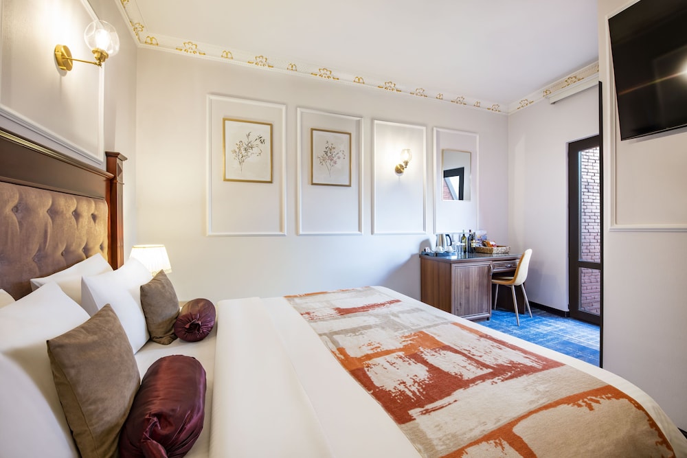 Superior Room With Balcony: