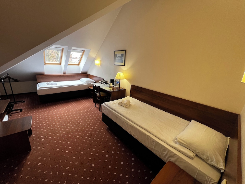 Room, Twin Beds, Attic، Memel Hotel 5/5