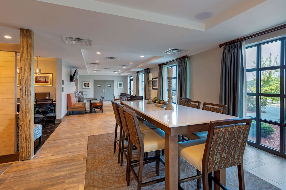 Comfort Inn & Suites East Ellijay, GA 28/41