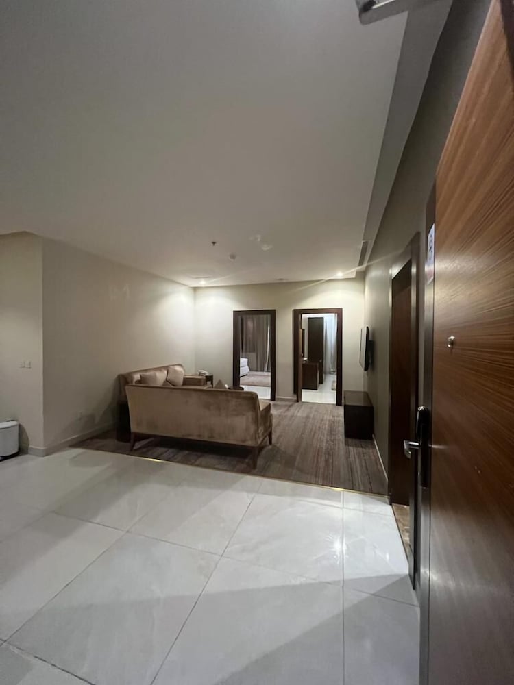 أبحر هوم للشقق الفندقية(Wow Grand Serviced Apartments) 6/8