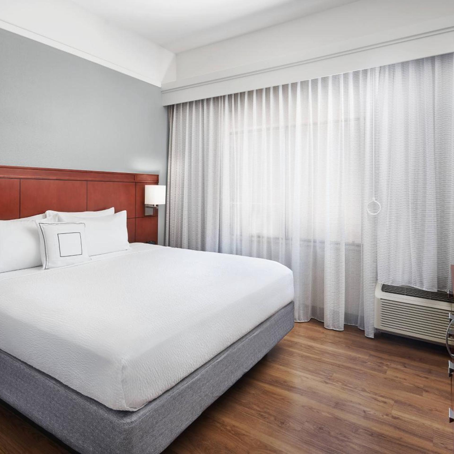 Guest Room, King Bed, Pool Side