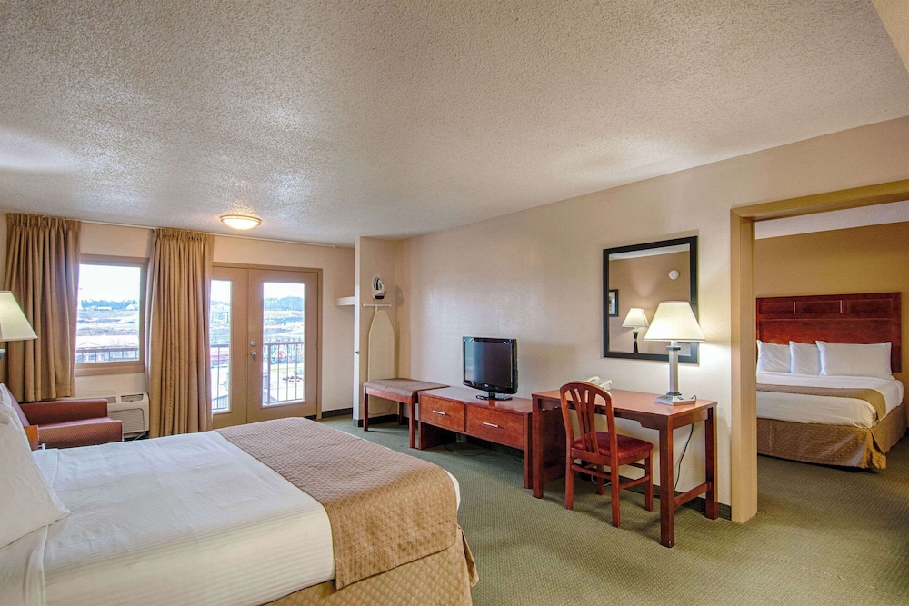 SUITE, MULTIPLE BEDS
