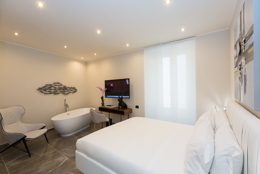 DELUXE, QUEEN BED, BATHTUB