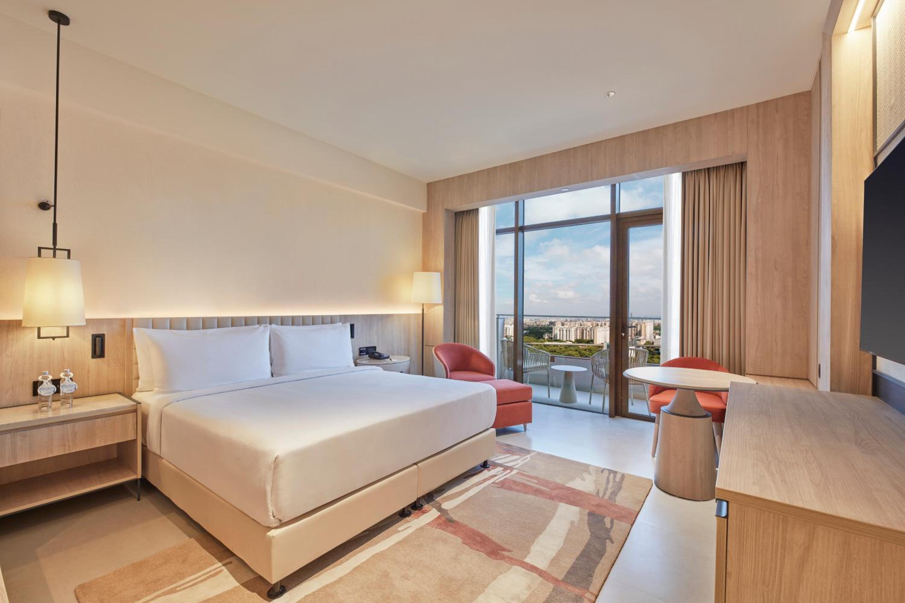 GUEST ROOM, KING BED, BALCONY