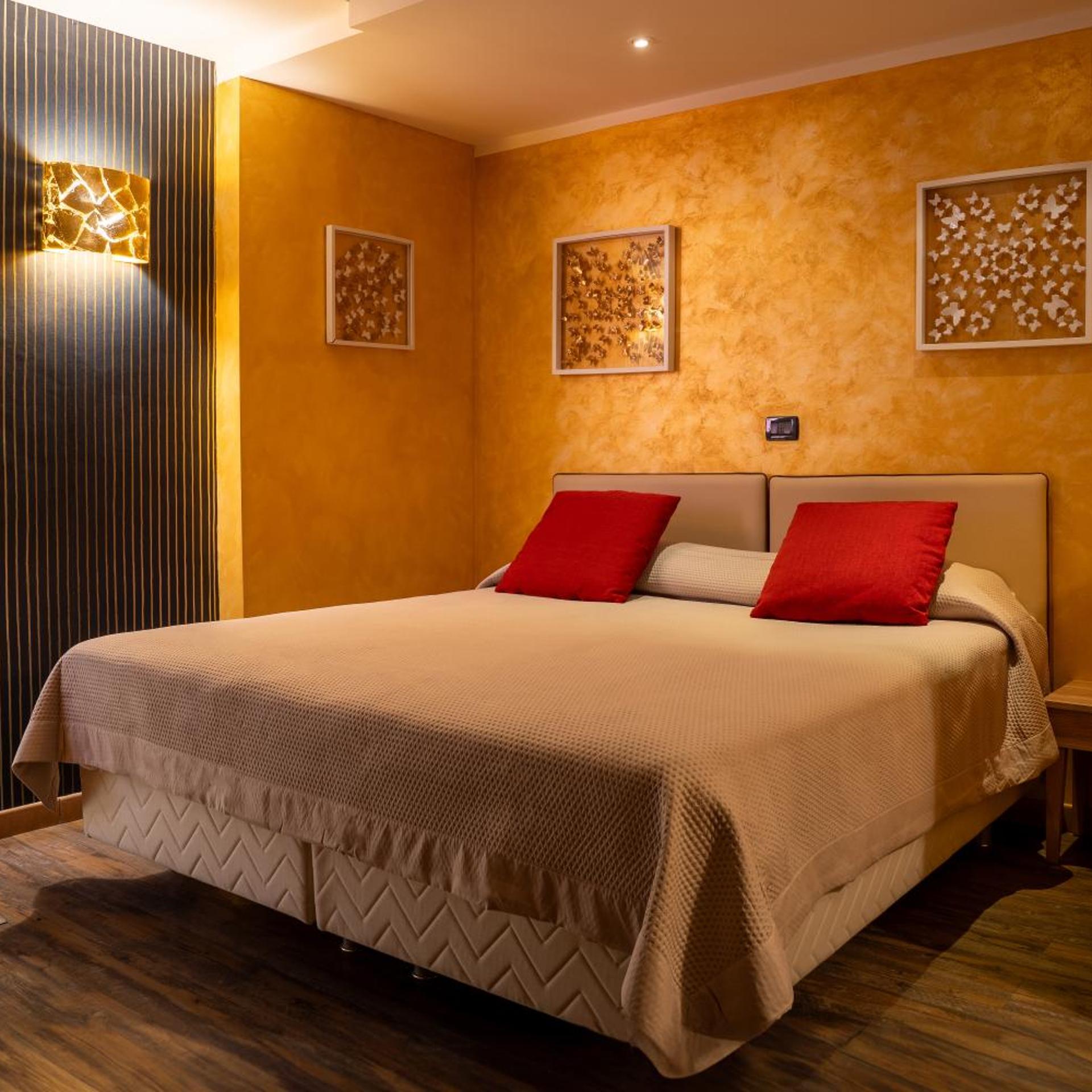 SUPERIOR, DOUBLE OR TWIN BED