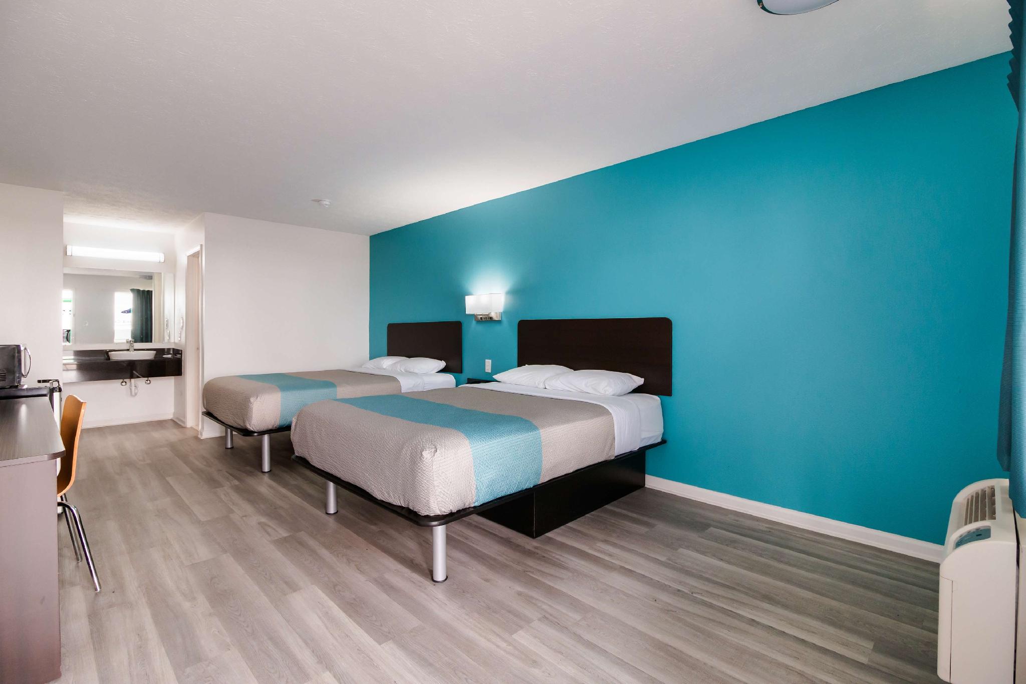 2 Queen Beds - Non-Smoking, Micfridge