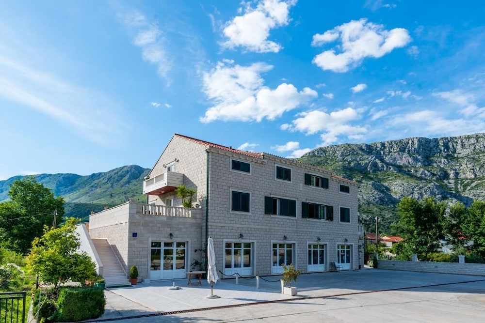 Apartments Dubelj 2/66