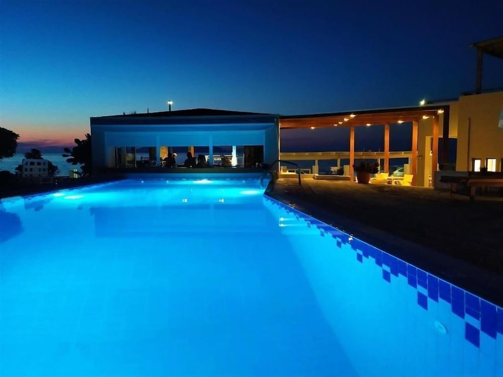 Yria Beach Hotel 8/61