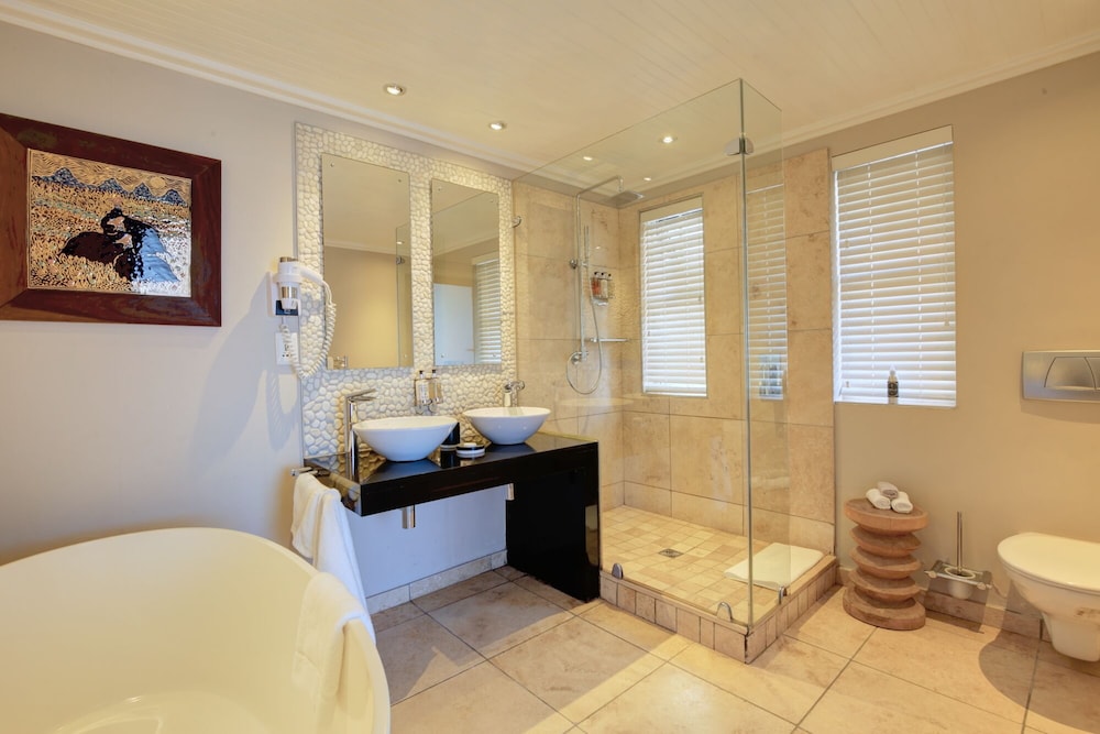 Periwinkle Guest Lodge 39/41