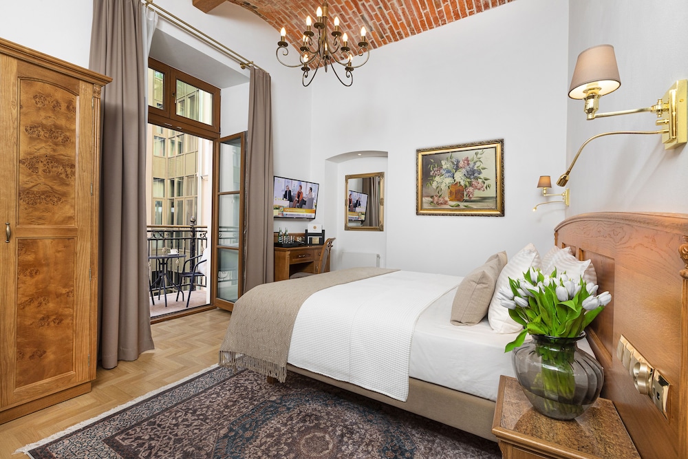 STANDARD, DOUBLE OR TWIN BED, BALCONY