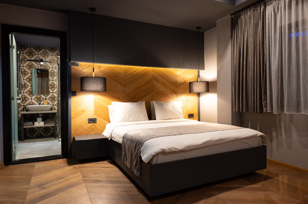 ROOM, TRIPLE, MULTIPLE BEDS