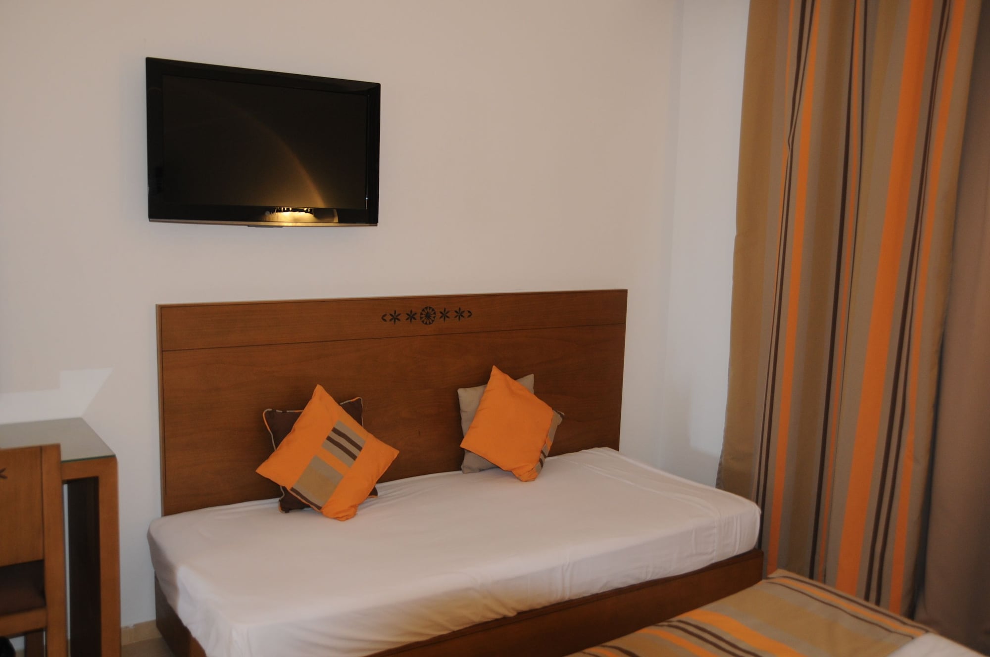 ROOM, DOUBLE OR TWIN BED