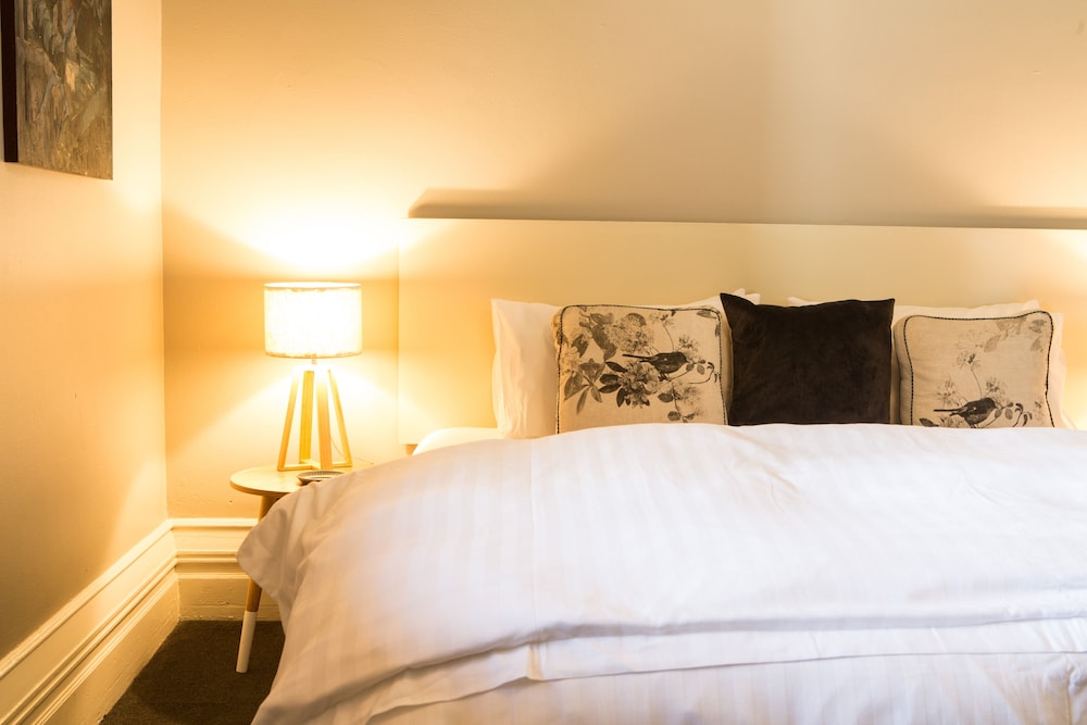 HEALESVILLE HOTEL 26/50