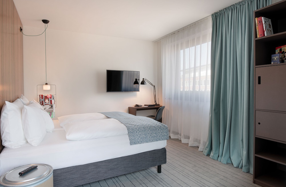 ROOM, LARGE