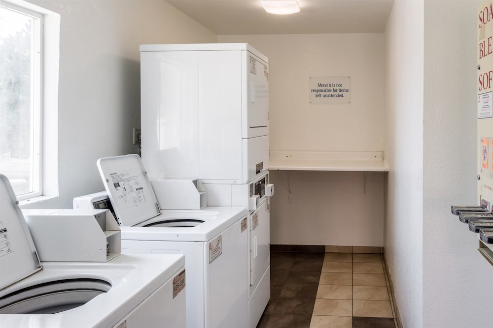 Motel6 Bakersfield, CA - East 28/39
