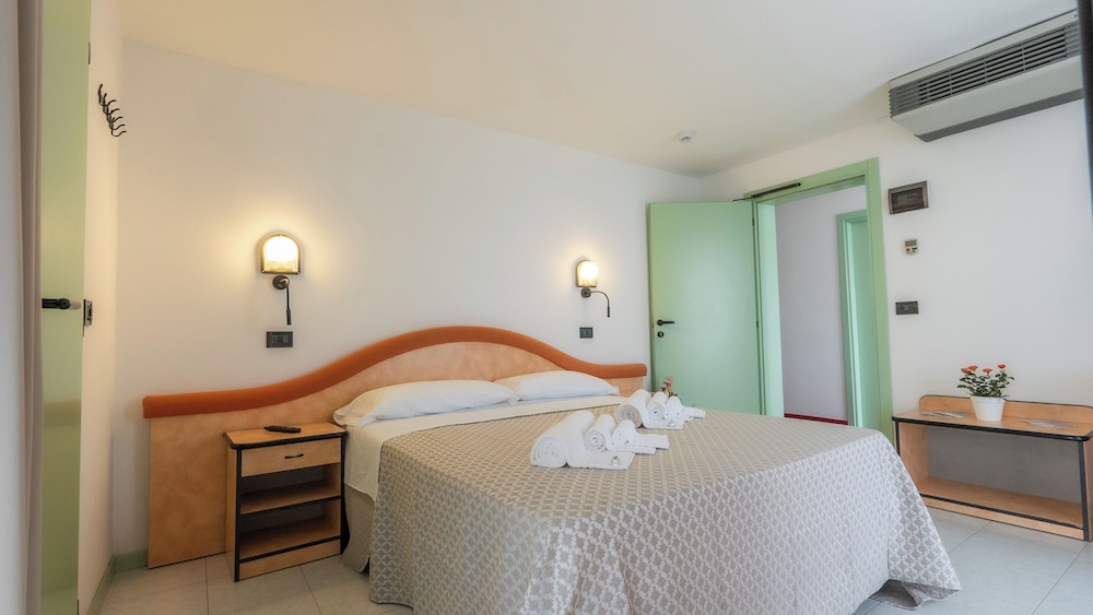 ROOM, DOUBLE BED, SEA VIEW