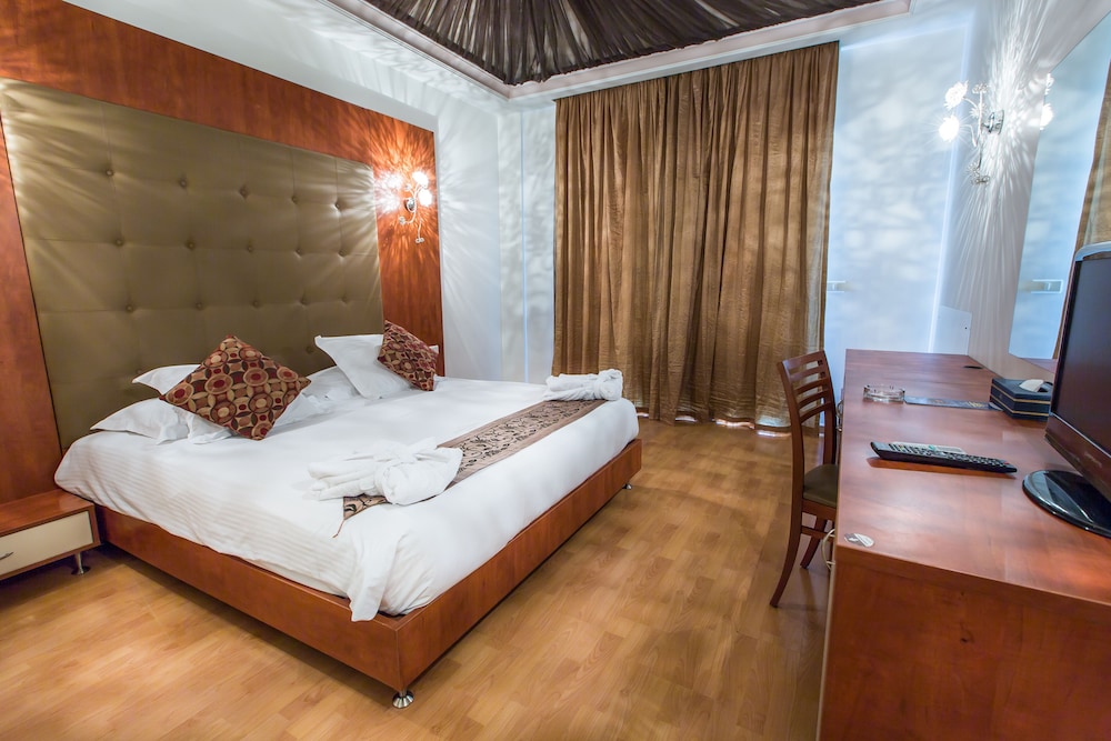 AMBASSADOR, SUITE