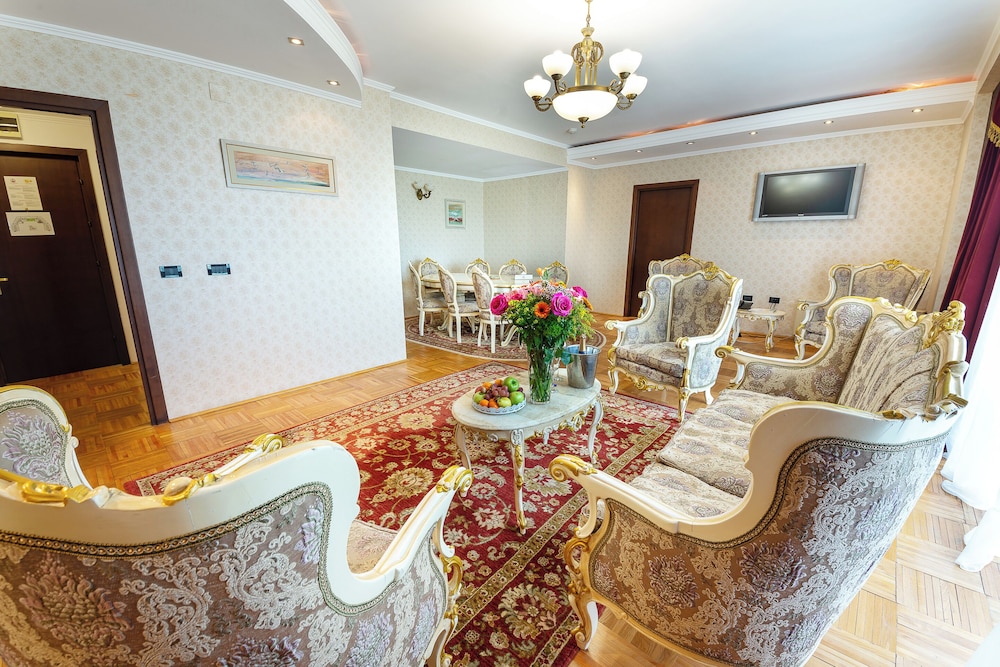 Phoenicia Grand Hotel 57/74