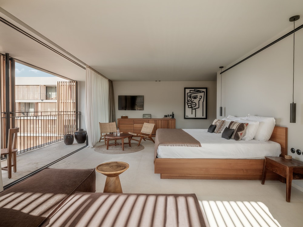 DELUXE, SUITE, BALCONY