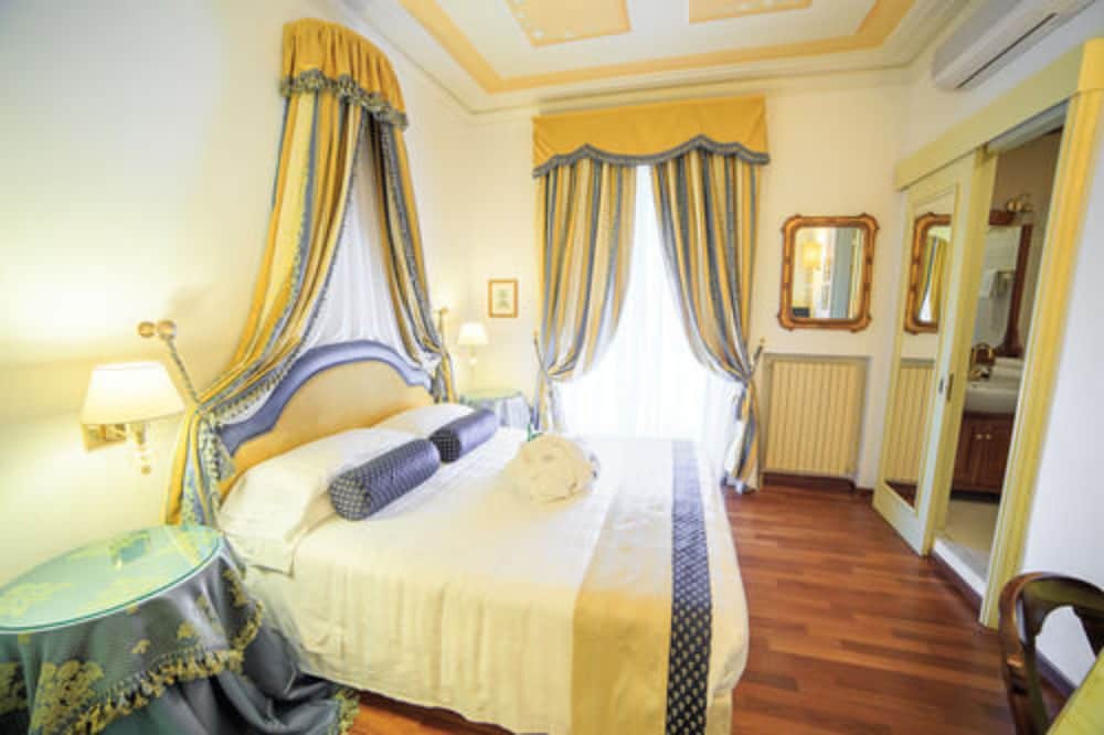 Hotel Jolanda 8/50