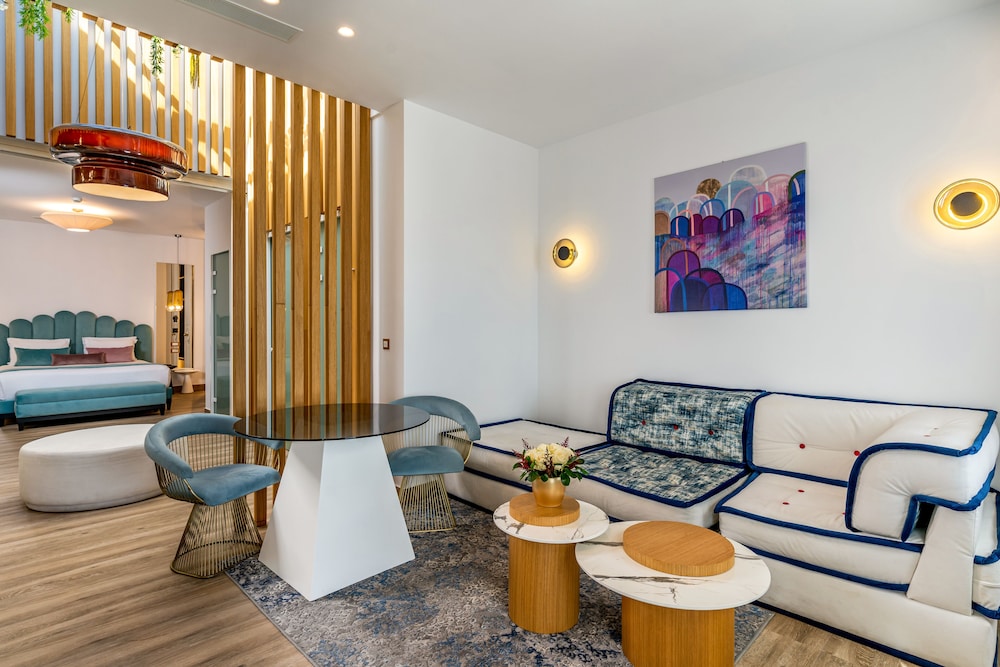 Cresanto Luxury Suites 40/60