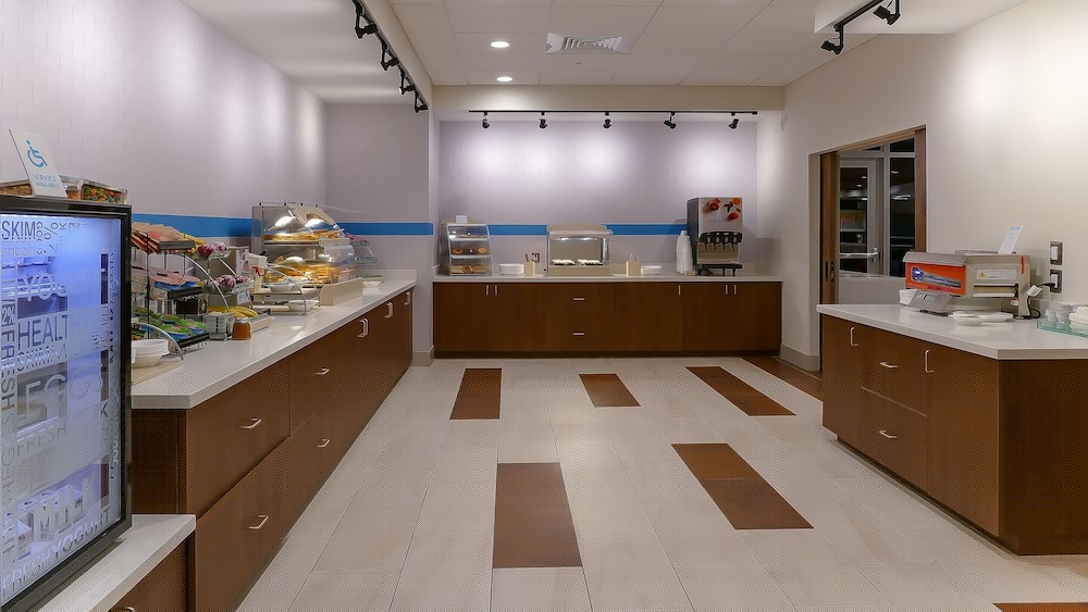 Holiday Inn Express Suites Tampa East Ybor City 42/56