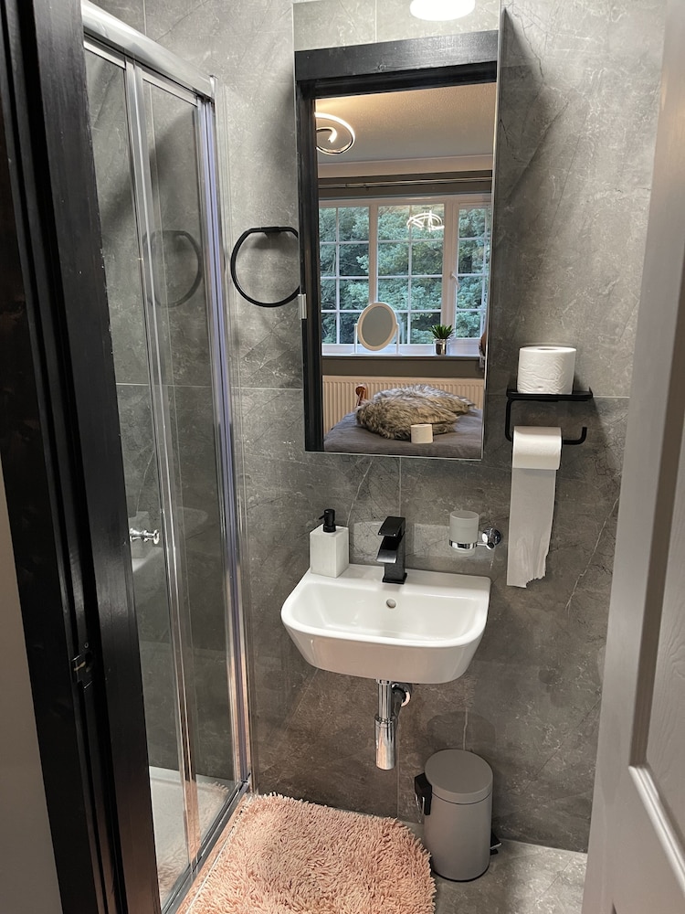 Da Vinci Guest House Gatwick 55/56