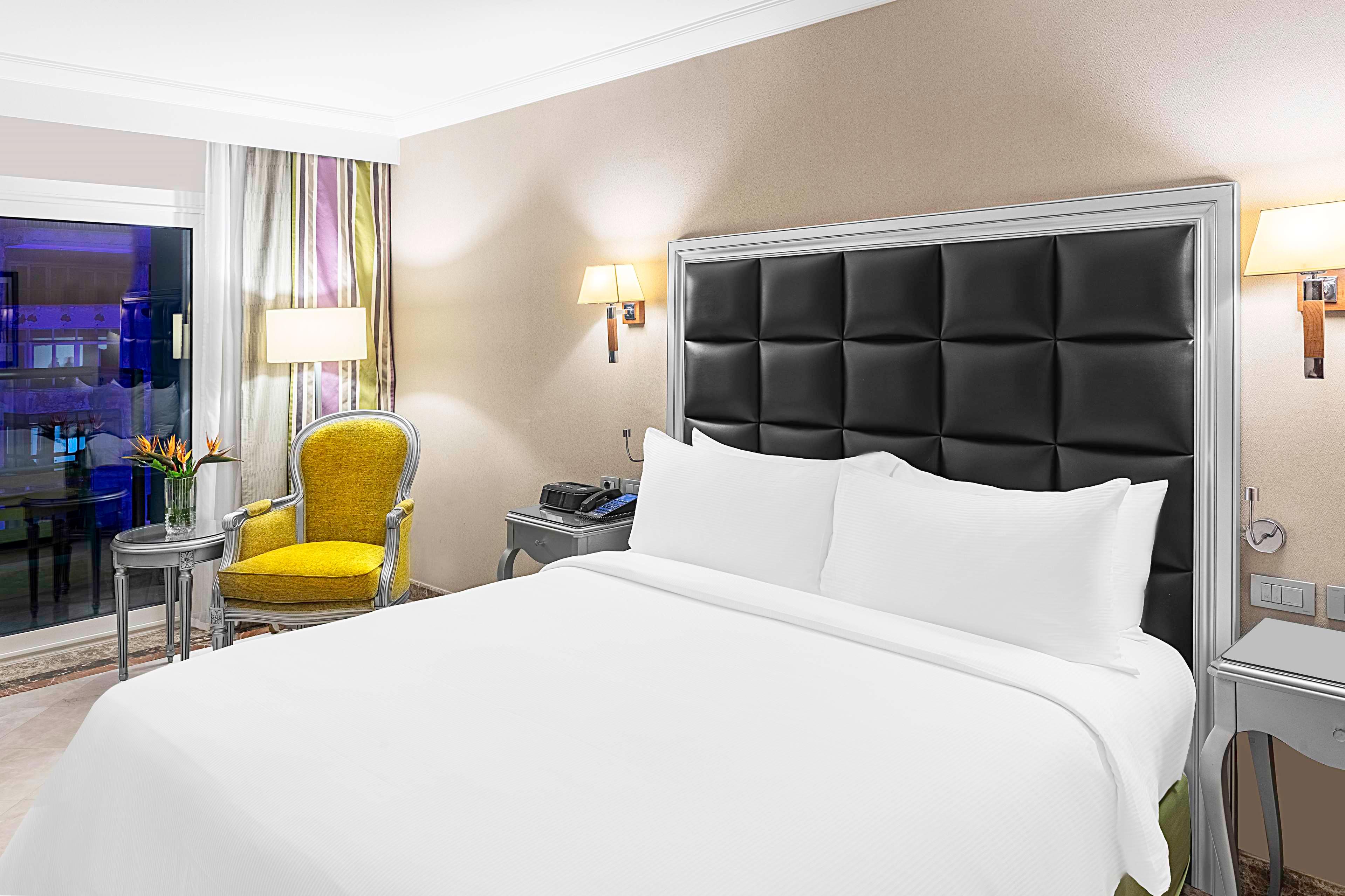 GUEST ROOM, KING BED, CITY VIEW