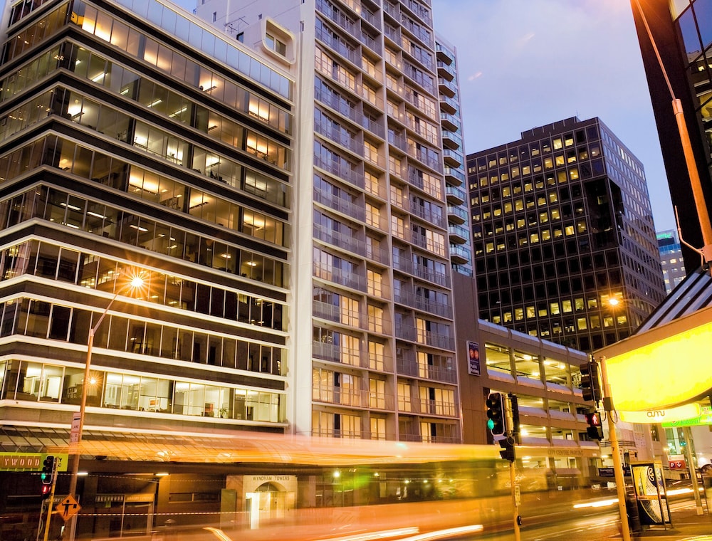 Barclay Suites 2/61