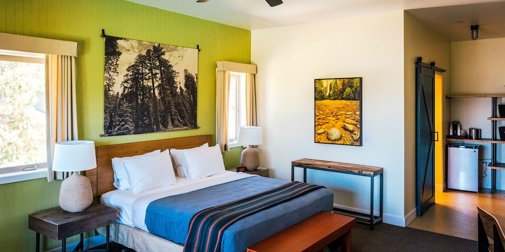 Lodge, King Bed, Sofa, Accessible