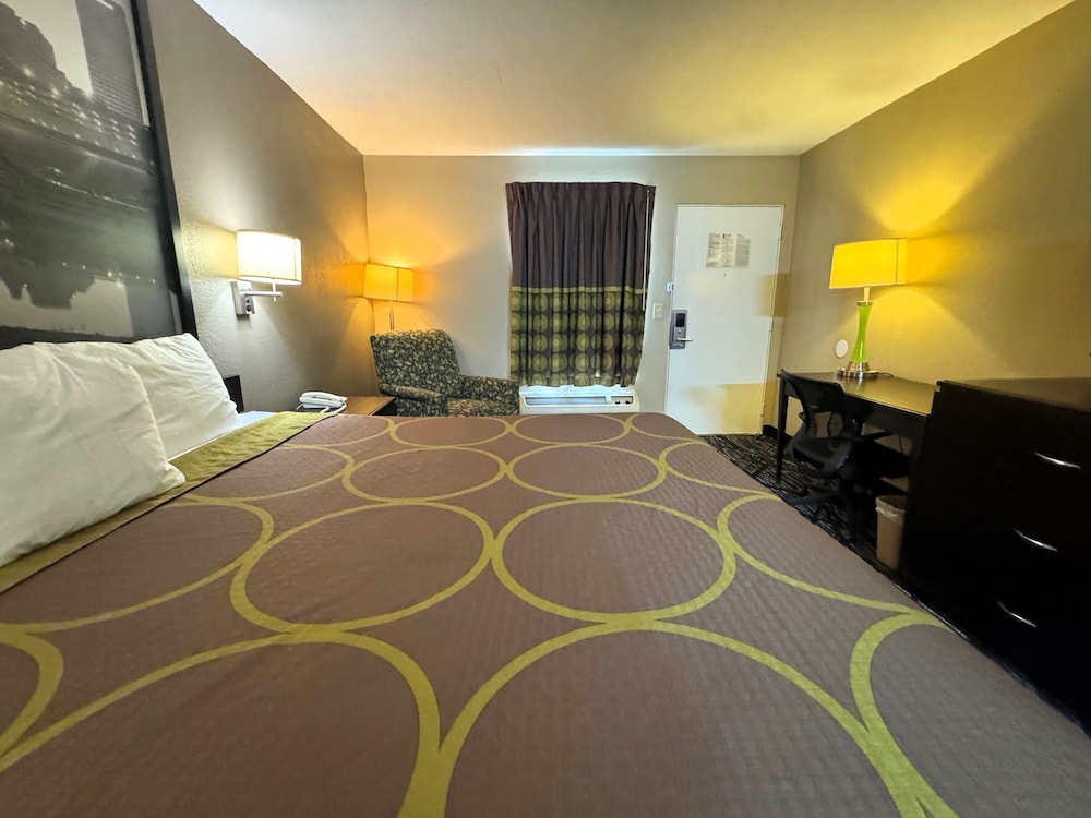 Super 8 by Wyndham Lakeland 16/41