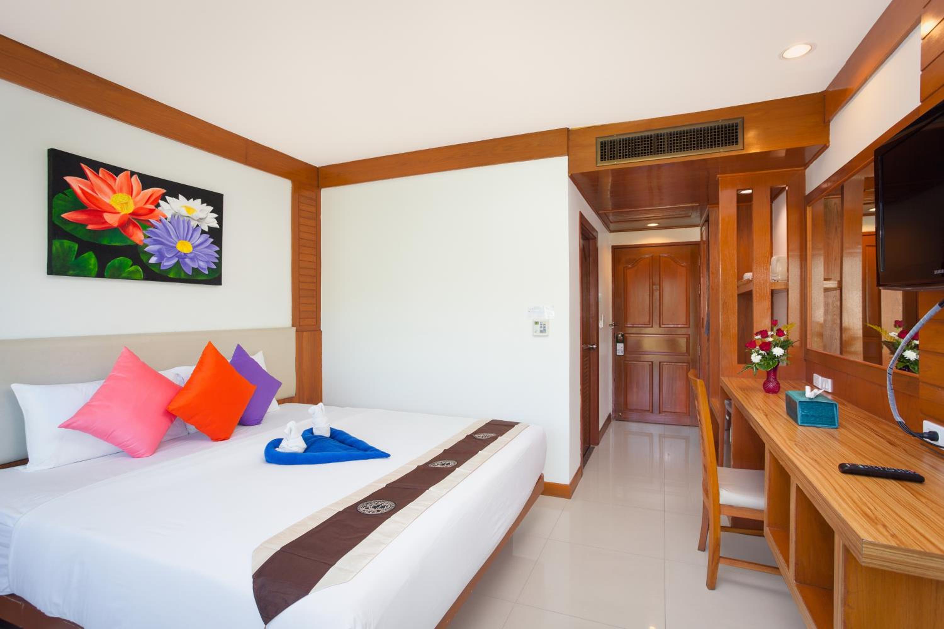DELUXE, DOUBLE OR TWIN BED