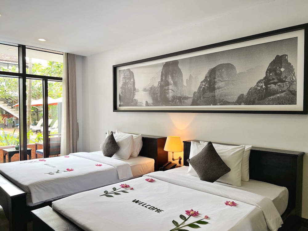 DELUXE, 2 DOUBLE BEDS, POOL SIDE