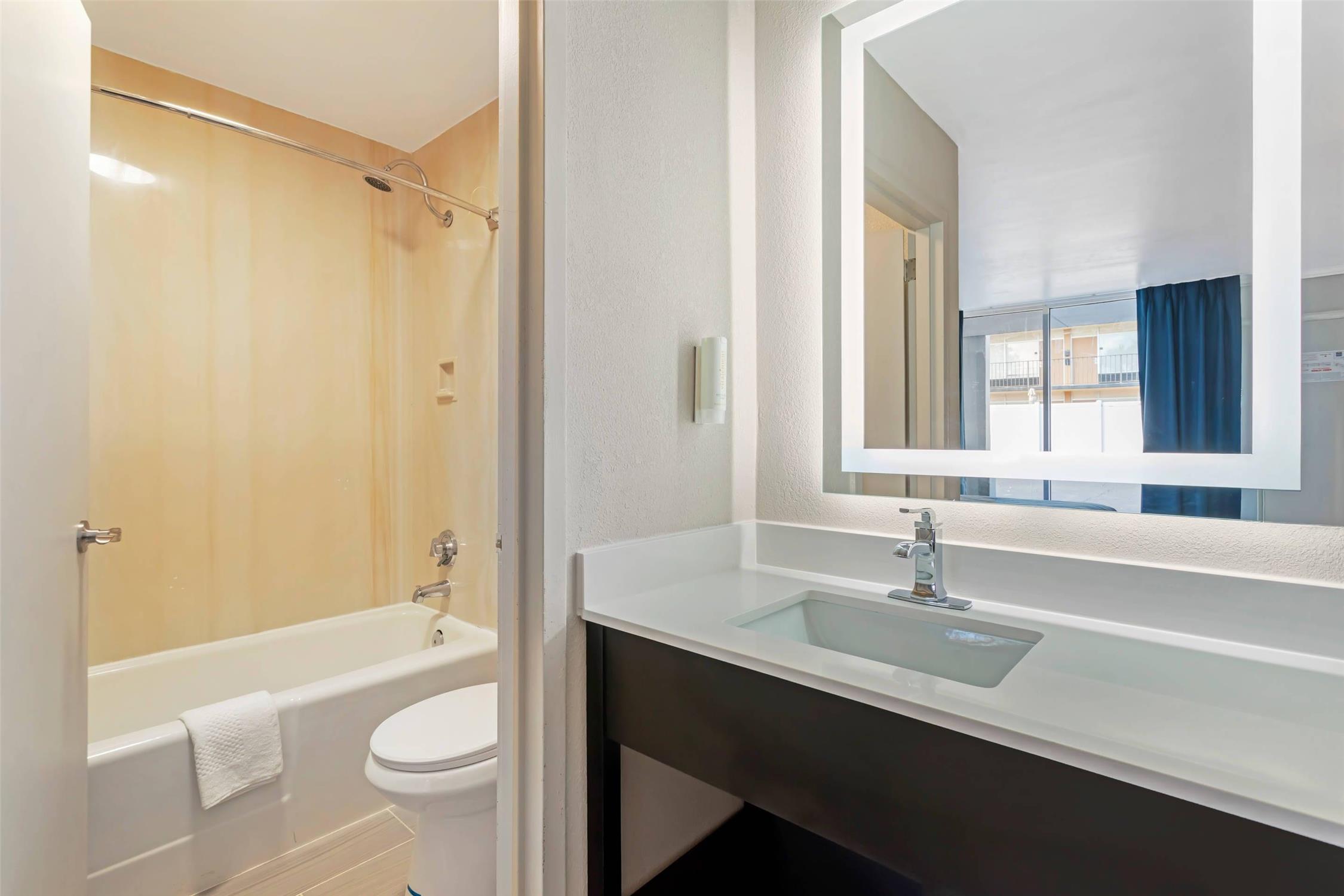 Rodeway Inn Orange Park - Jacksonville near Naval Air Station 17/18