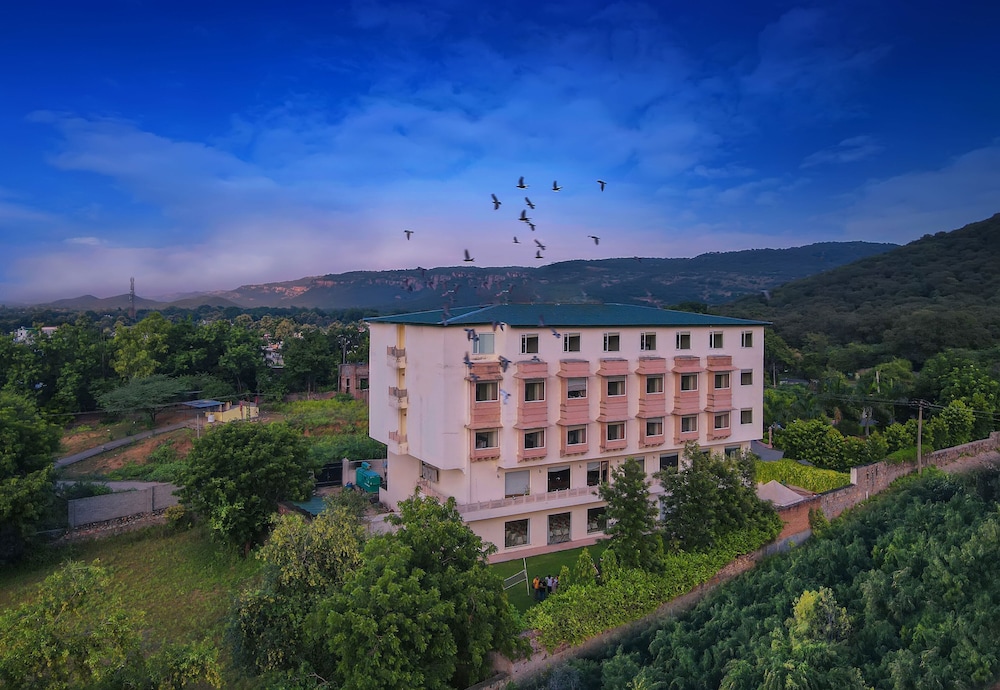 WelcomHeritage Ranthambore Mount Valley Resort 3/43